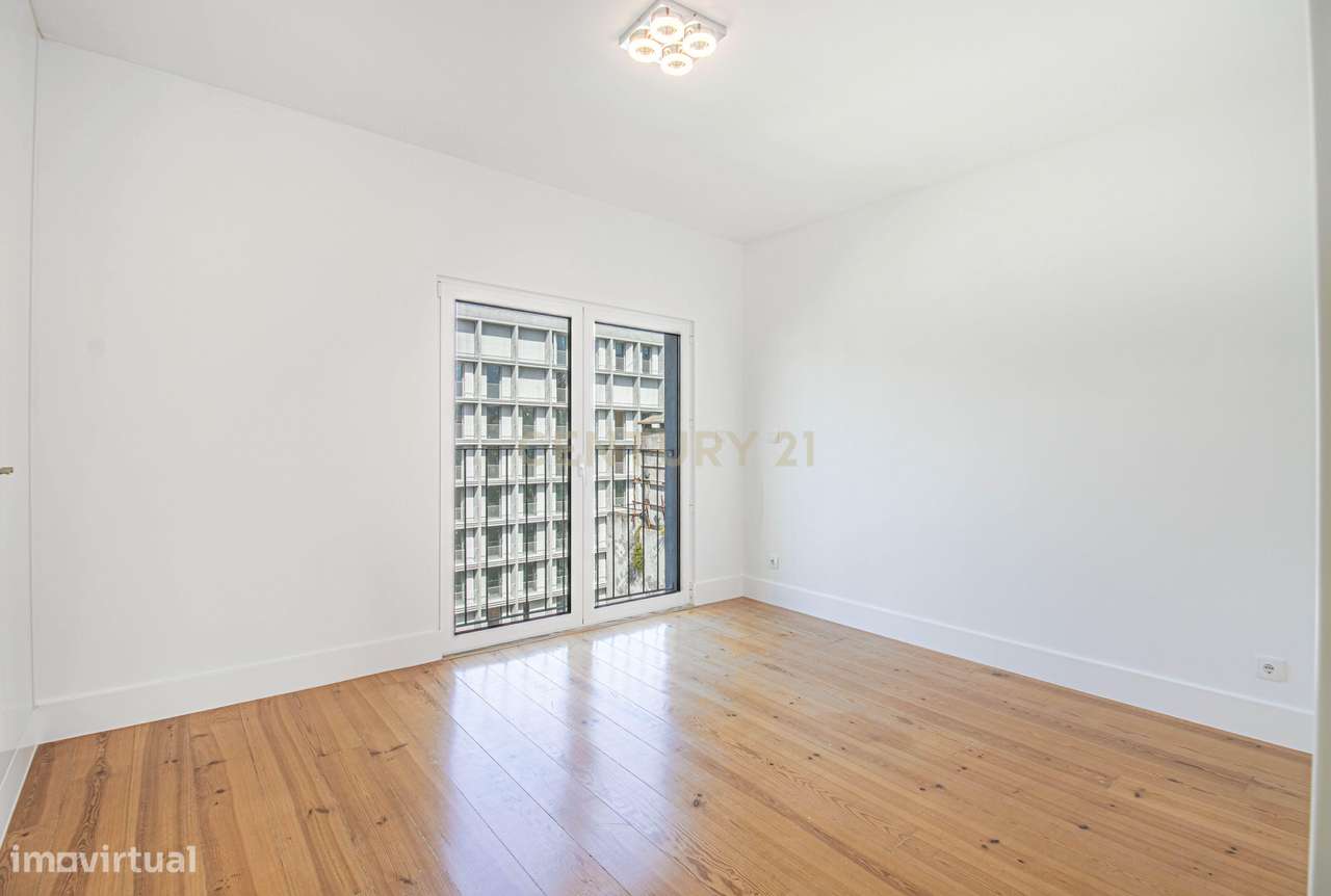 Apartamento T4 +1 com 272 m2 Vista Panorâmica em Lisboa e 3 Lugares de-26