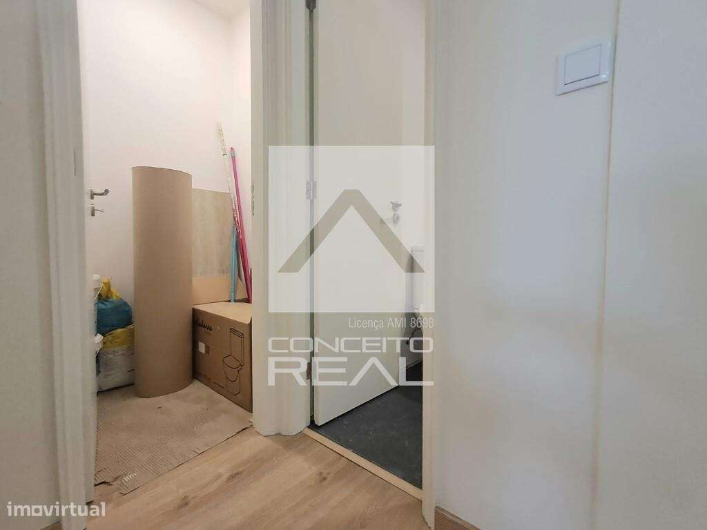 Loja totalmente renovada – Pronta a iniciar atividade – a 400 m da Est-16