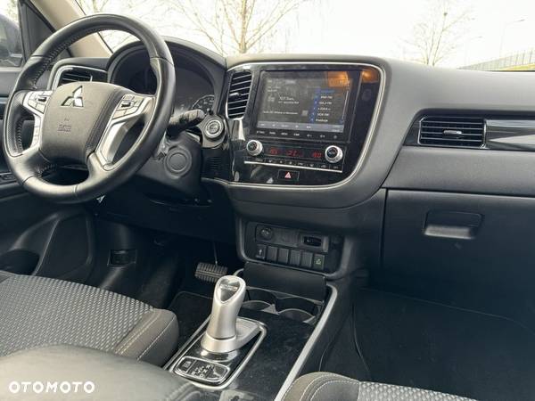 Mitsubishi Outlander 2.4 4WD Plug-In Hybrid - 21