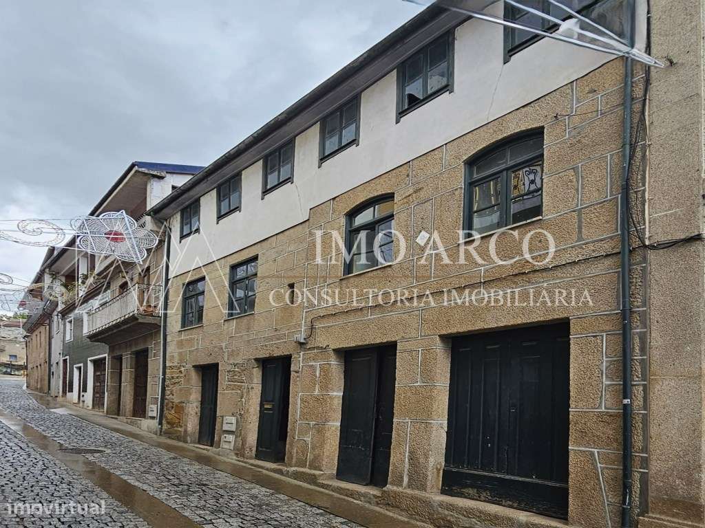 Moradia de 3 pisos na Rua do Arco-13