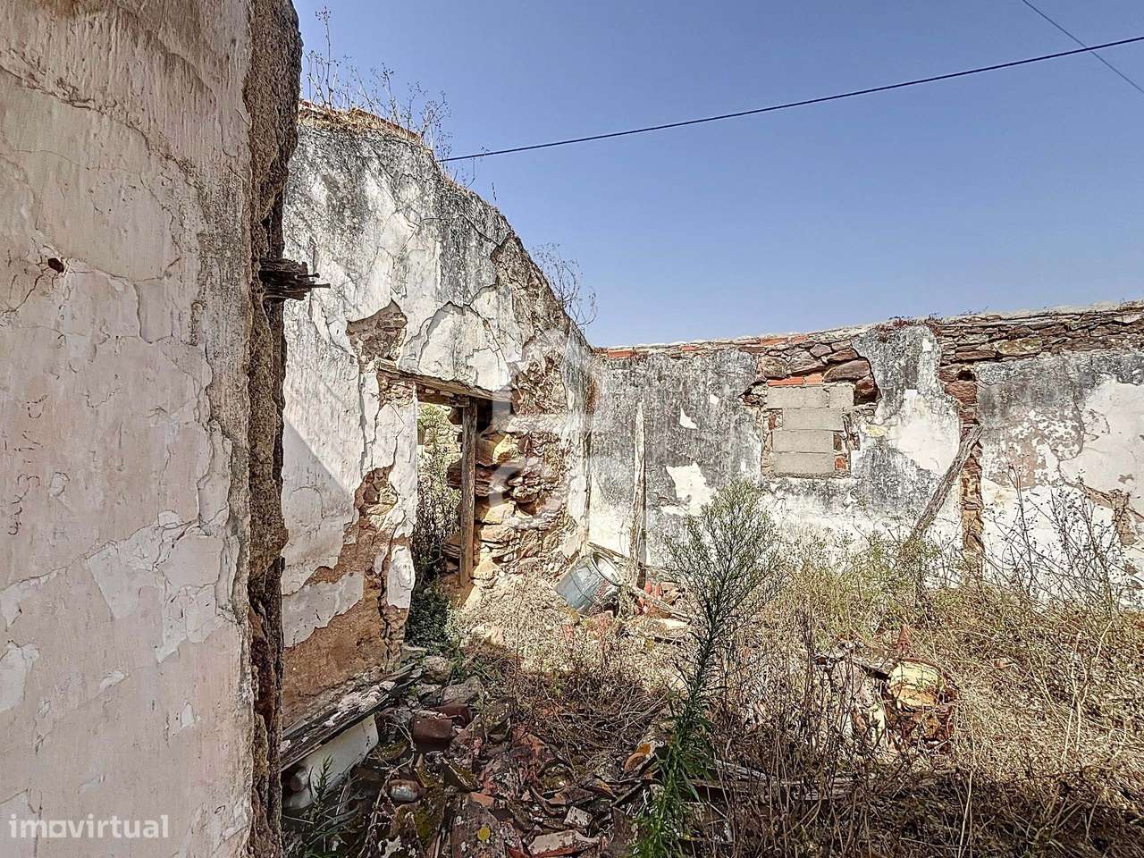 Propriedade mista com ruína e terreno fértil,  localizada nas Antas-8