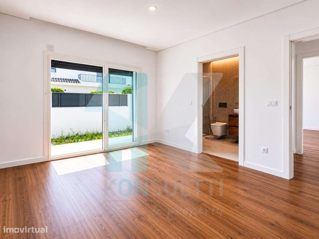 Moradia térrea T4 nova com boas áreas e jardim - Fernão Ferro-9