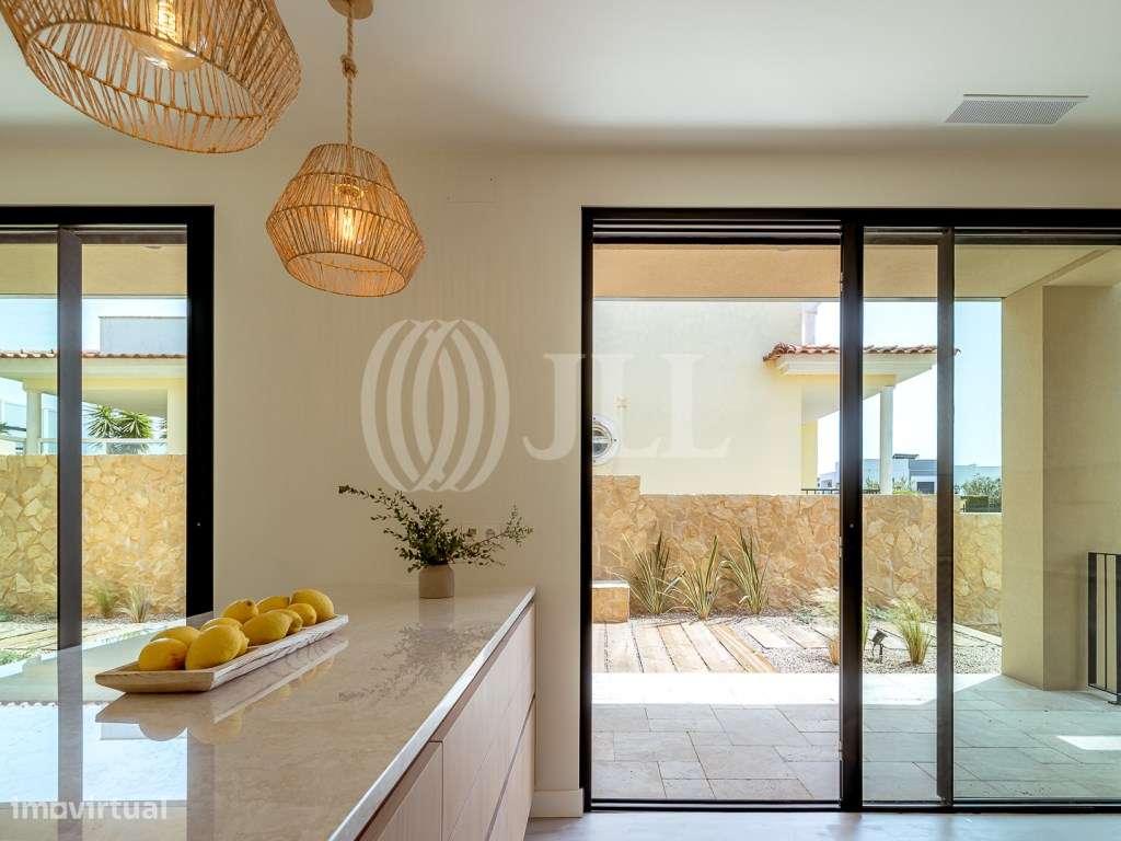 Moradia T3+1 com jardim, piscina e garagem, no Estoril-12