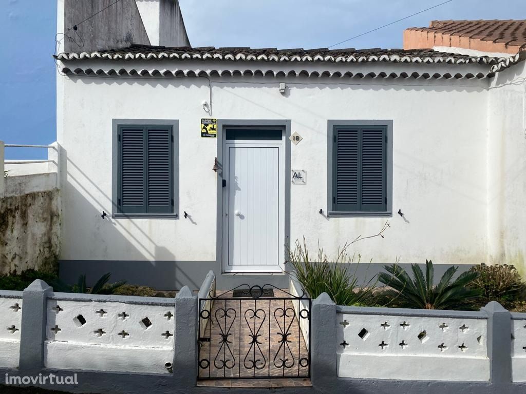 Casa pitoresca com vista soberba mar e serra, no concelho de Nordeste