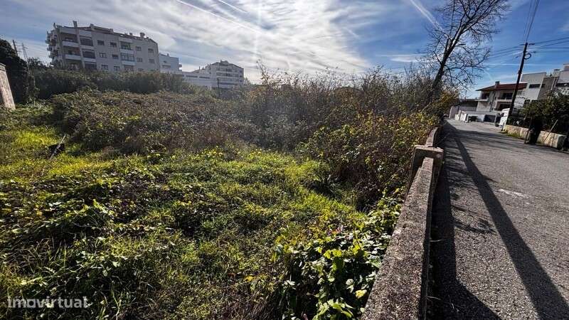 Terreno urbano com 2.050 m2 em Tavarede-9