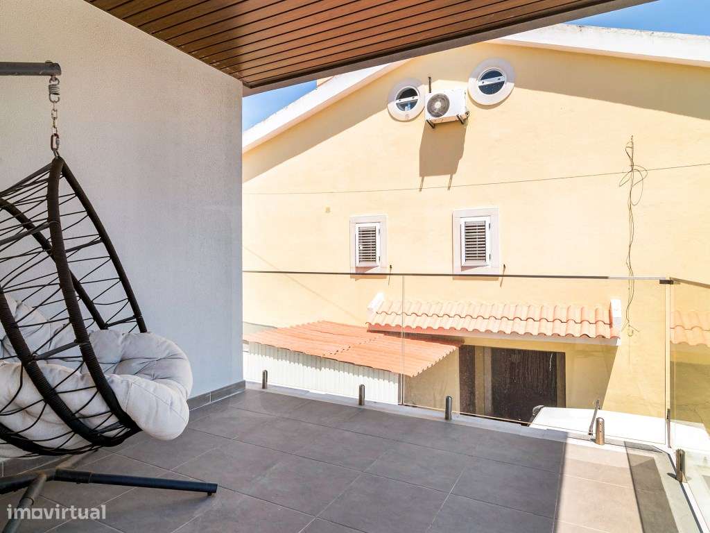 Moradia de luxo T4 no Murtal com piscina aquecida e rooftop panorâmico-16