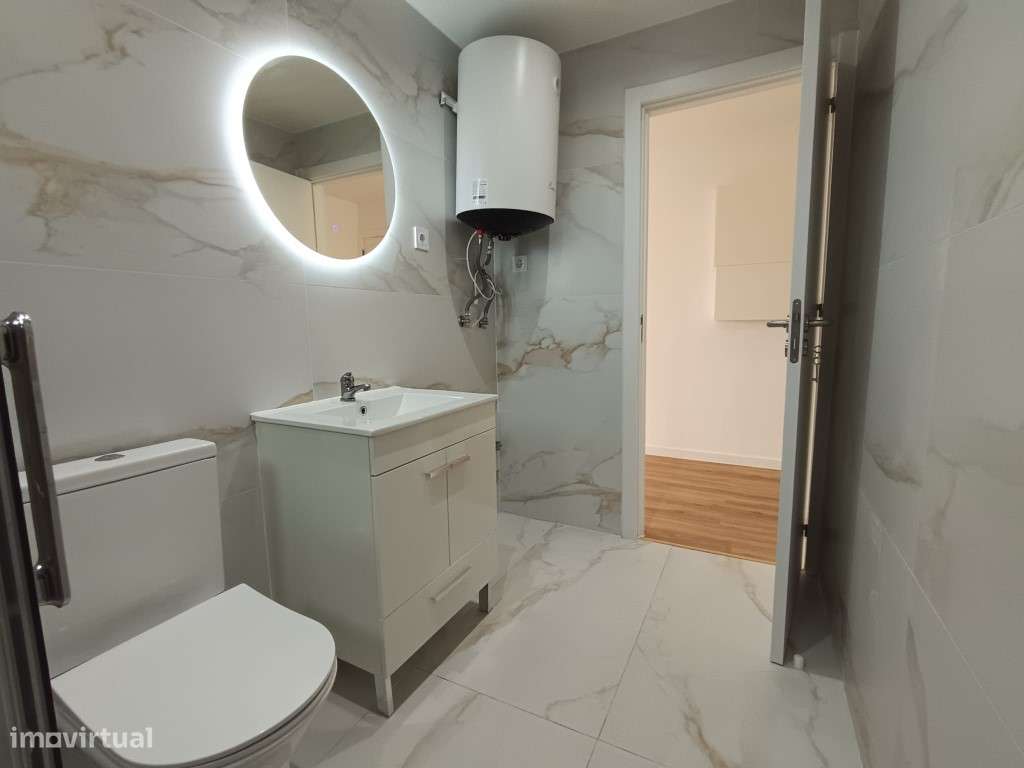 Apartamento T2 Renovado no centro de Camarate, Loures-10
