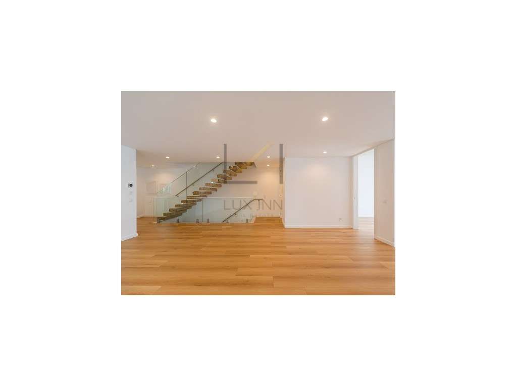 Moradia de Luxo T4 , São Pedro Do Estoril, com Piscina e Garagem-11