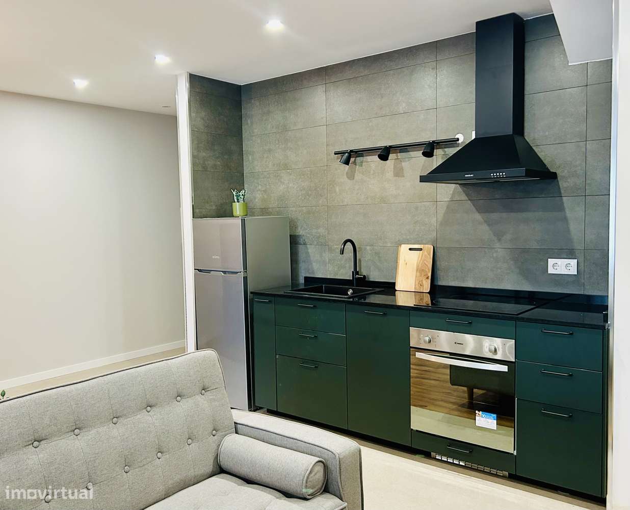 Arrenda-se T1 novo a estrear, mobilado e equipado, com garagem - Grande imagem: 2/12