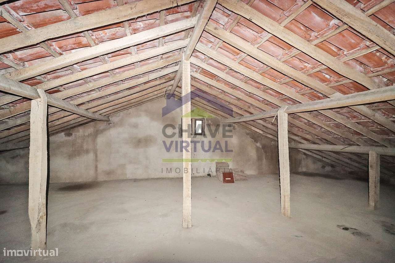 Moradia V4 com Quintal e Sõtão - Centro Bombarral-36