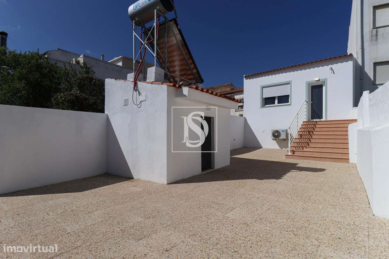 Moradia renovada  com quintal de 140m2 no centro de Lagoa - Grande imagem: 2/27