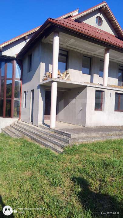Casa spatioasa, semi-finisata, cu potential in Urisior