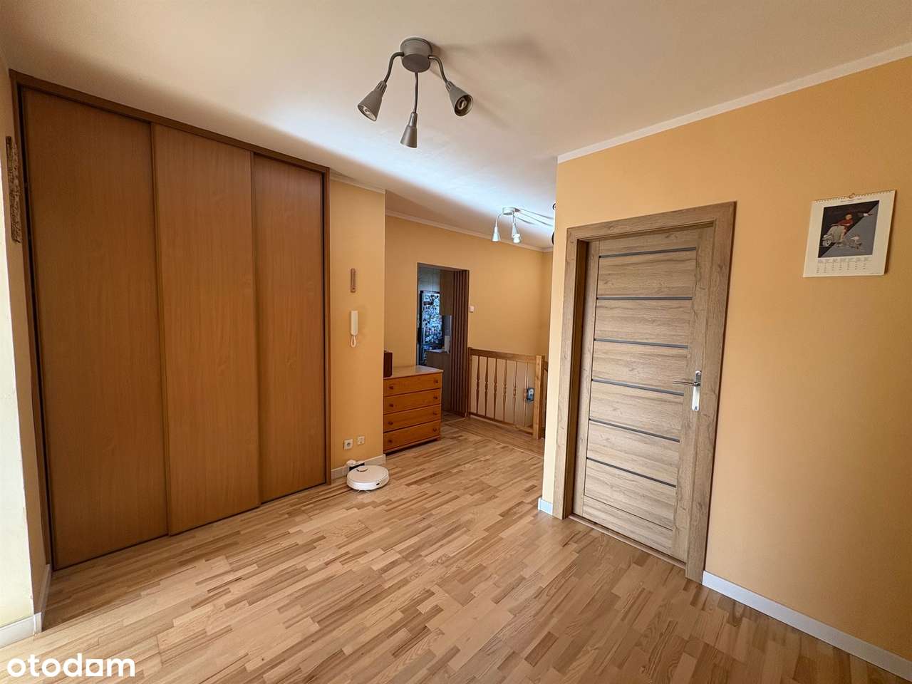 Trzy pokoje i kuchnia ogrodzony blok cegła parking-11