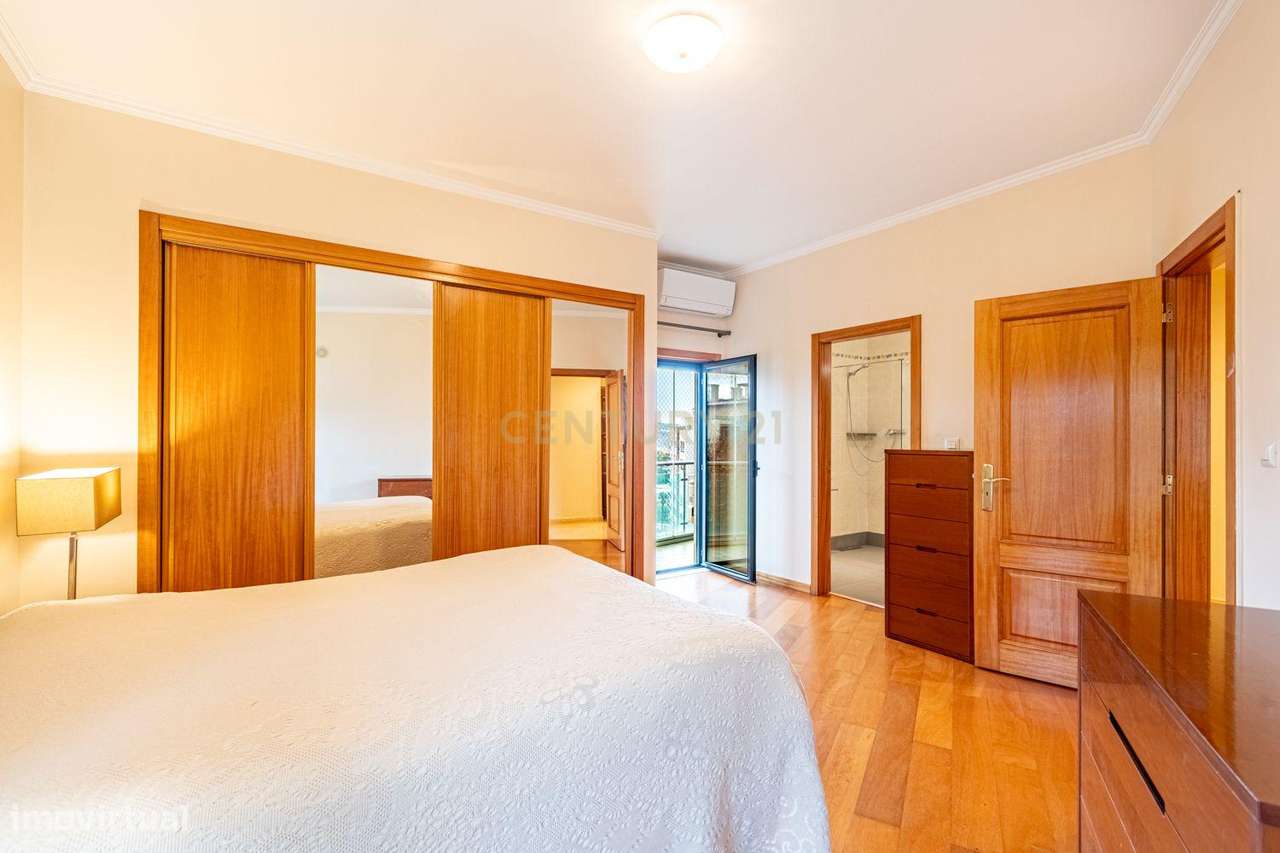 T3 com duas varandas na Rua Pulido Valente Colinas do Cruzeiro-25