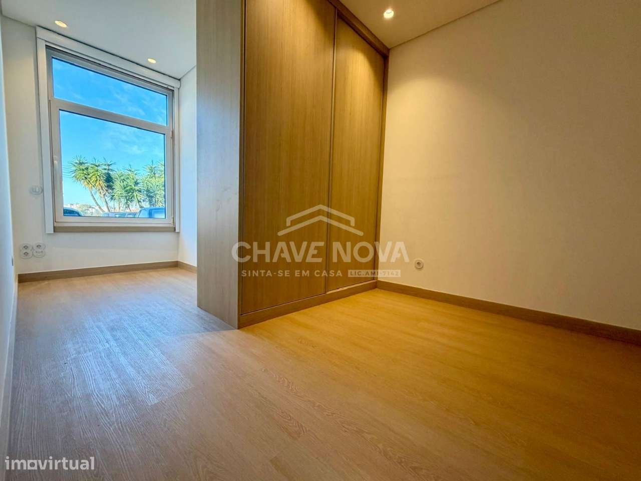 Apartamento T2 Renovado com Terraço e garagem Box-13