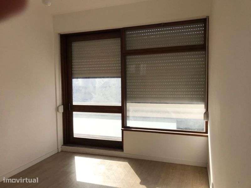 ALUGO T2 JUNTO A ESTACÃO DO METRO DA TRINDADE - Grande imagem: 5/9