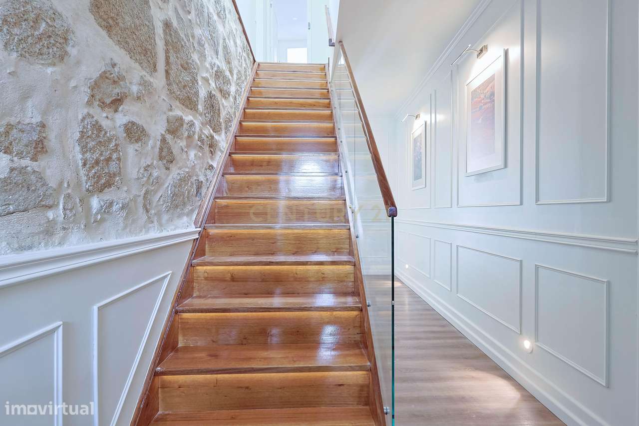 Prédio Reabilitado à Venda em Gaia - Grande imagem: 3/23