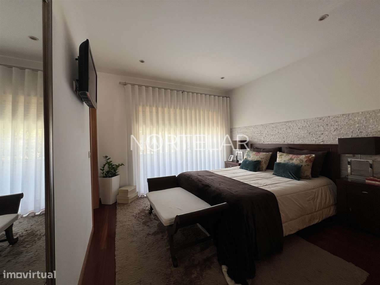 Moradia T3 com jardim e 3 frentes em Famalicão-23