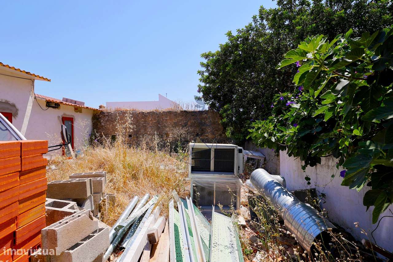 Oportunidade Única Espaço para Projeto de Restauração de Charme em Bol-8