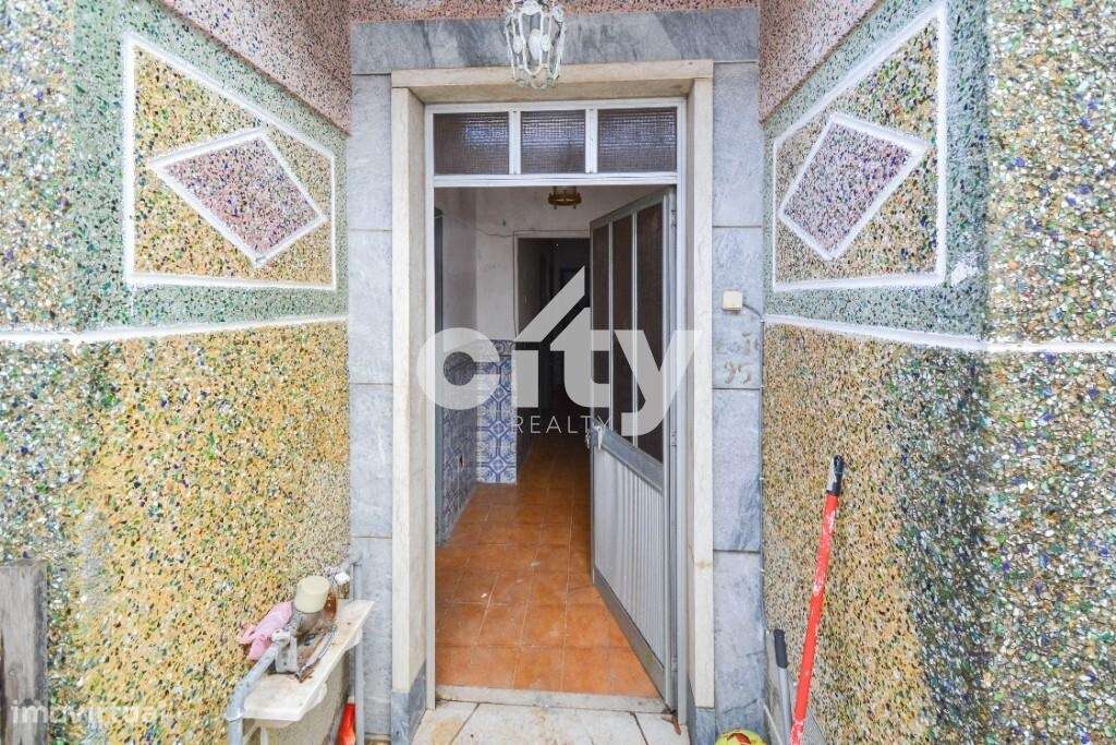 MORADIA T3 + COMÉRCIO EM TERRENO EM GAVETO COM ELEVADO POTENCIAL EM CA - Grande imagem: 5/37