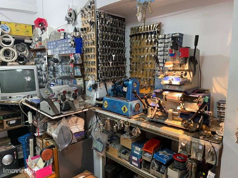 Trepasse loja com muitas máquinas e ferramentas - Grande imagem: 5/9