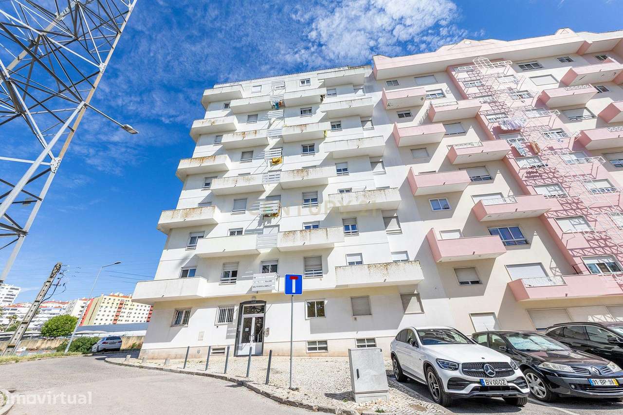 T3 Luminoso com Varandas e Garagem em Excelente Zona de Odivelas-35