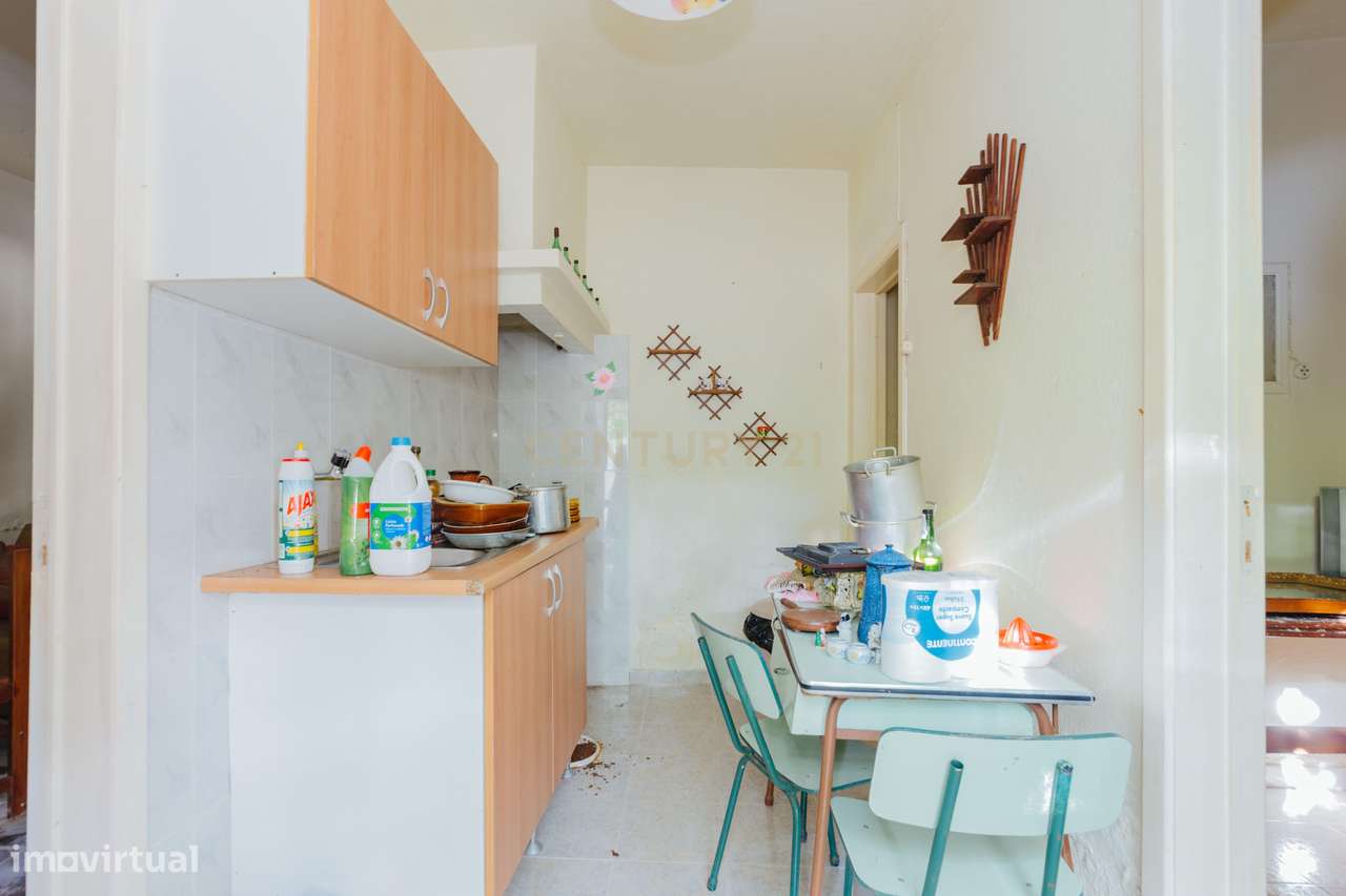 2 moradias para recuperar, com terreno, em Alverca.-17