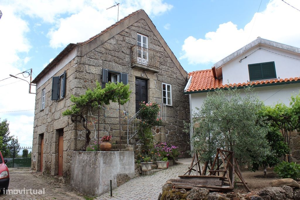 Moradia em pedra (M4) com logradouro em Percelada, Tábua