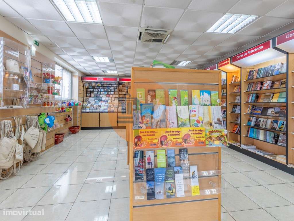 Moradia T5+5+2 no Areeiro (Avenida Almirante Gago Coutinho) - Grande imagem: 2/60