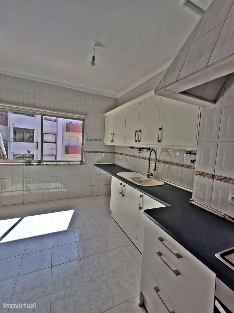 Apartamento T4 muito soalheiro, em zona central.-20