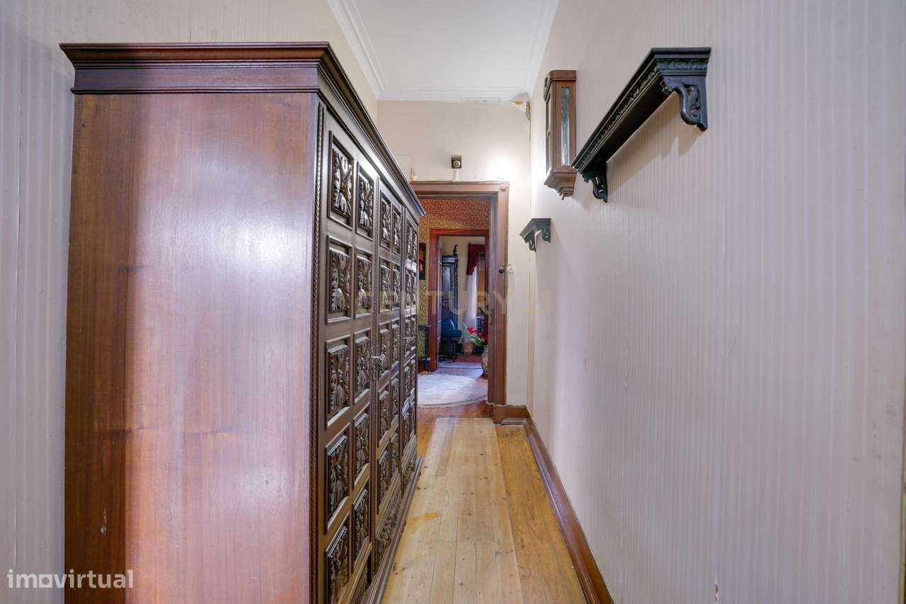 Moradia independente T6, situada no coração da linha de Cascais, junto-24