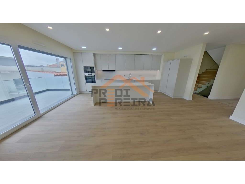 Moradia T4+1 com piscina, terraços e vista panorâmica, Famões. - Grande imagem: 2/53