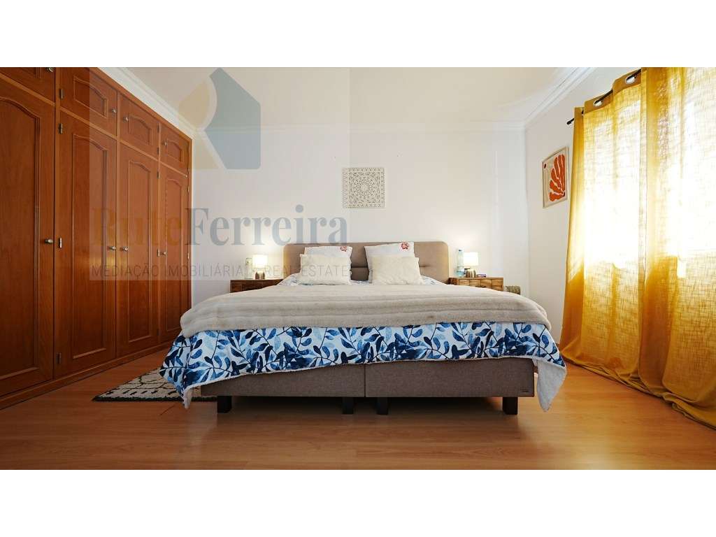 Moradia T3 localizada em São Pedro da Cadeira com jardim-15