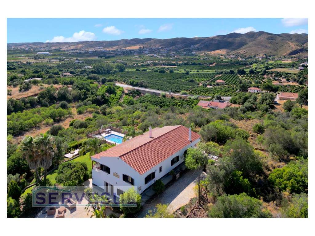 Espaçosa Moradia de dois pisos com 5 quartos, piscina, estacionamen... - Grande imagem: 3/39