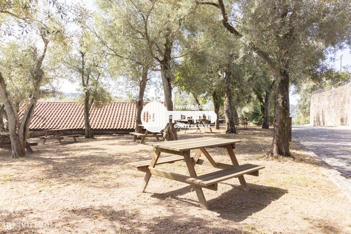 Moradia tri-familiar em ruína com afetação de comércio e habitação-23