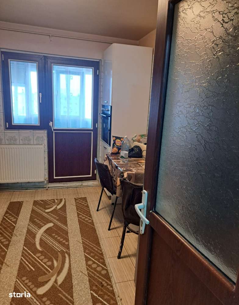 Apartament cu 4 camere, balcon și lift în Rahova-2