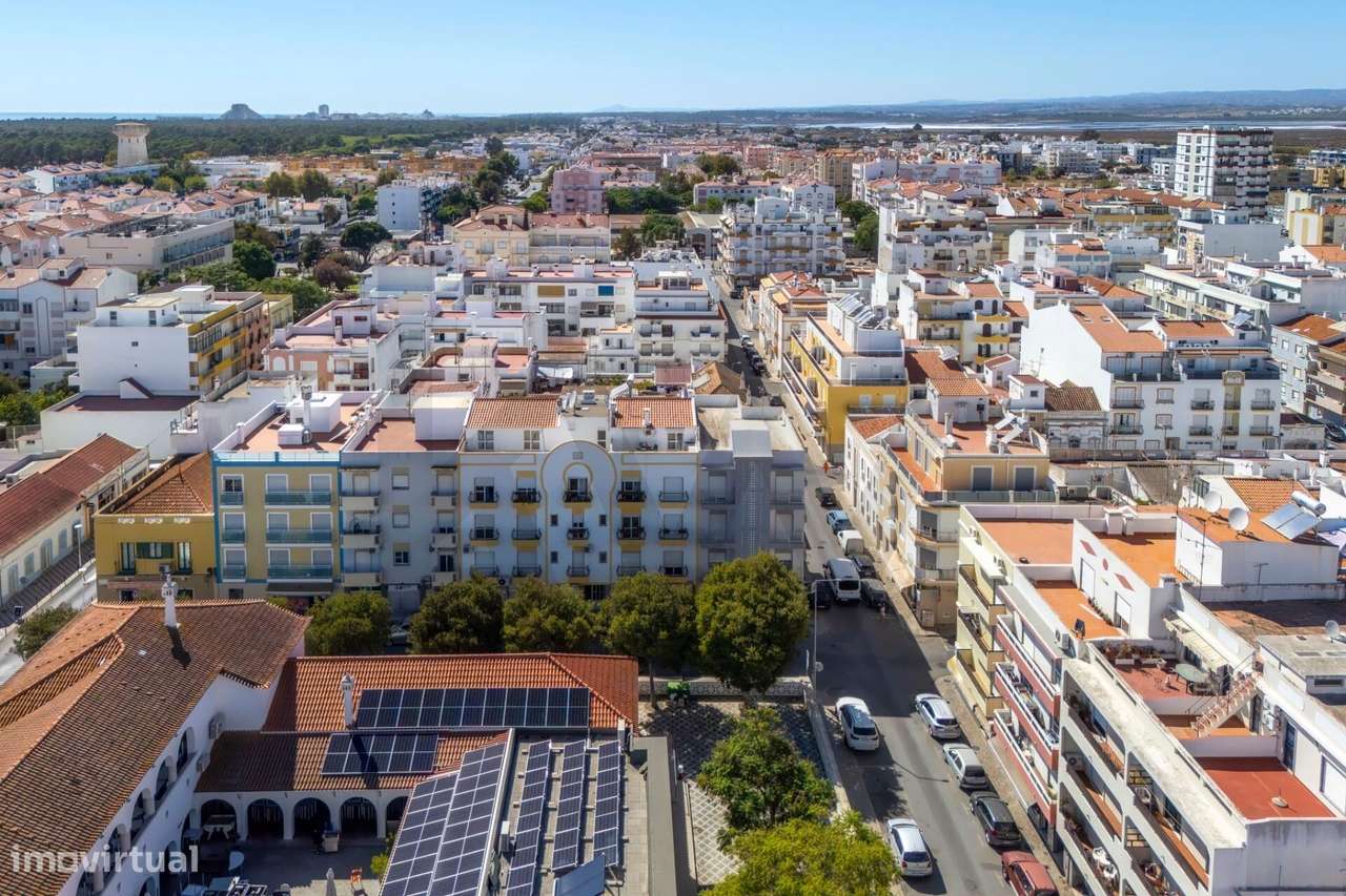 Apartamento T3 com espaço exterior no centro de Vila Real de Santo Ant-36