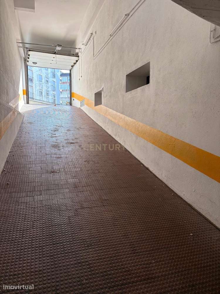 Garagem Box no Centro de Mem Martins – Oportunidade Imperdível! - Grande imagem: 5/10