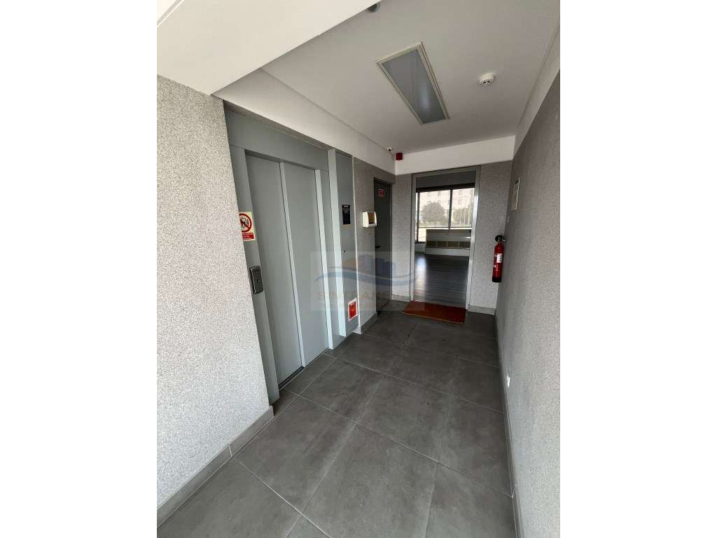 Arrendamento de Belíssimo Espaço Comercial 
Duas laterais em vidro... - Grande imagem: 4/24