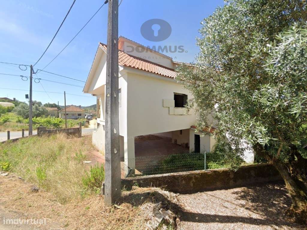 Moradia T4 para Recuperar em Ourém com Terreno Anexo-5