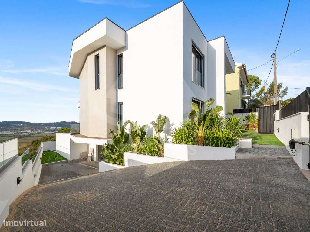 Moradia T4 com piscina e vista panorâmica em São João da Talha-49