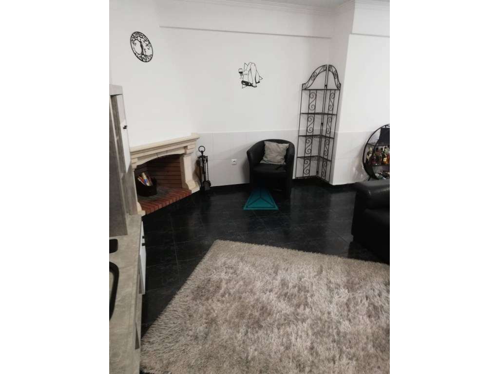 ApartamentoT2 com Open Space e 2 Entradas Independentes na Baixa da...-9