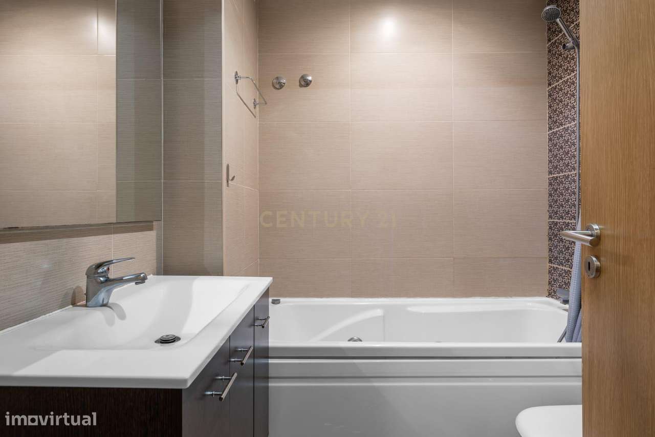 Apartamento T2 em Montijo com Parqueamento e Varandas-16