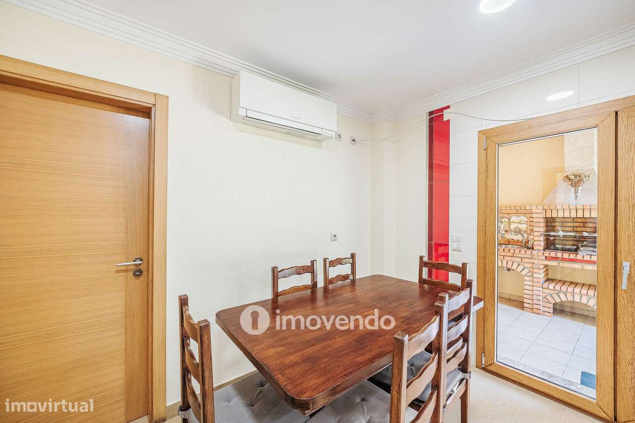 Moradia T4, com condomínio com piscina, em Almargem do Bispo-20