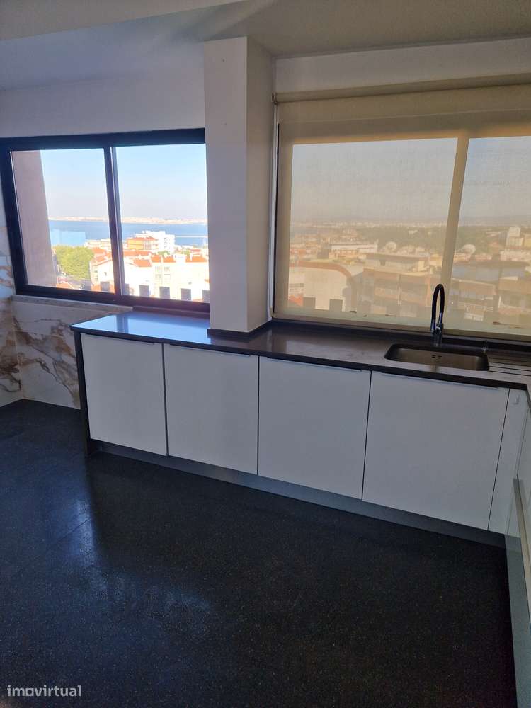 T3 Luxo (T3+T3 ligados/2 Fracções) com 3 Boxes Vistas - Almada Centro-24
