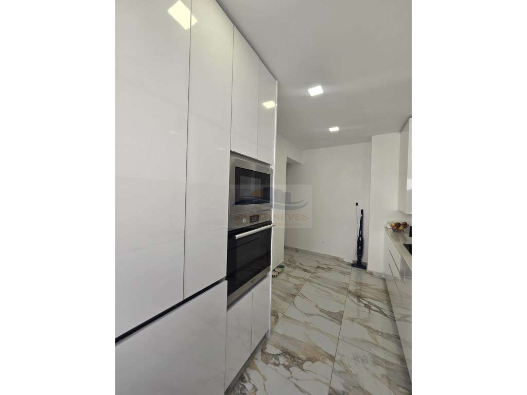 Fantástico T2 Totalmente remodelado em prédio com 2 elevadores no C... - Grande imagem: 4/27