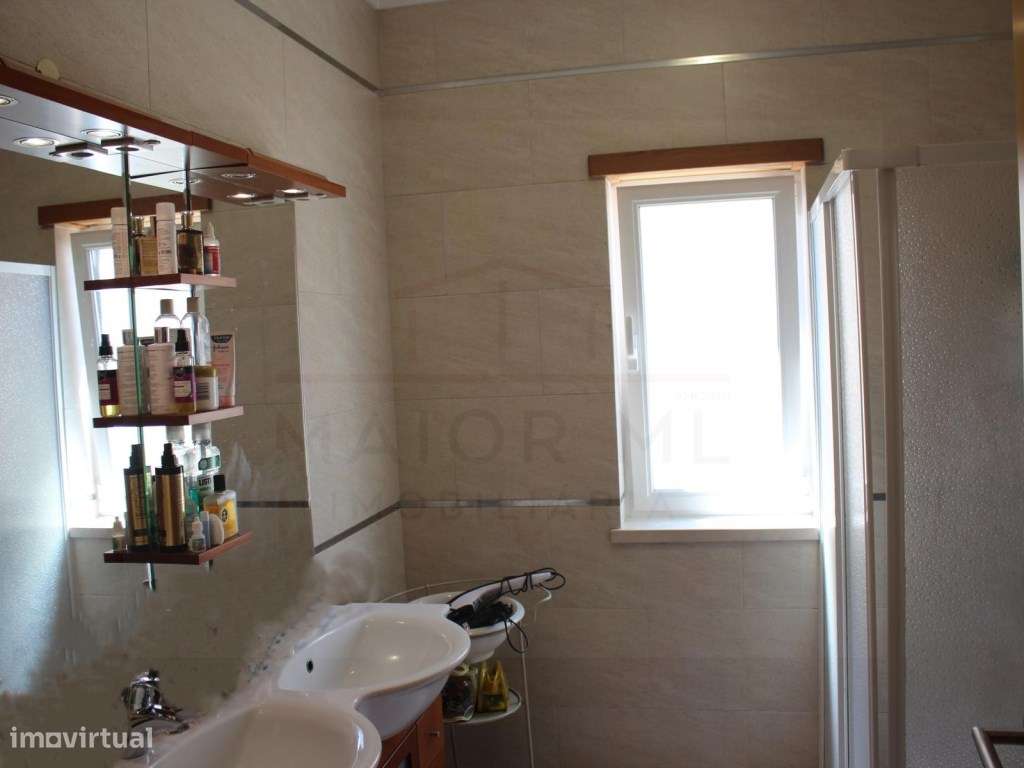 Moradia T5 com grandes áreas em zona muito tranquila de Rio Maior-52