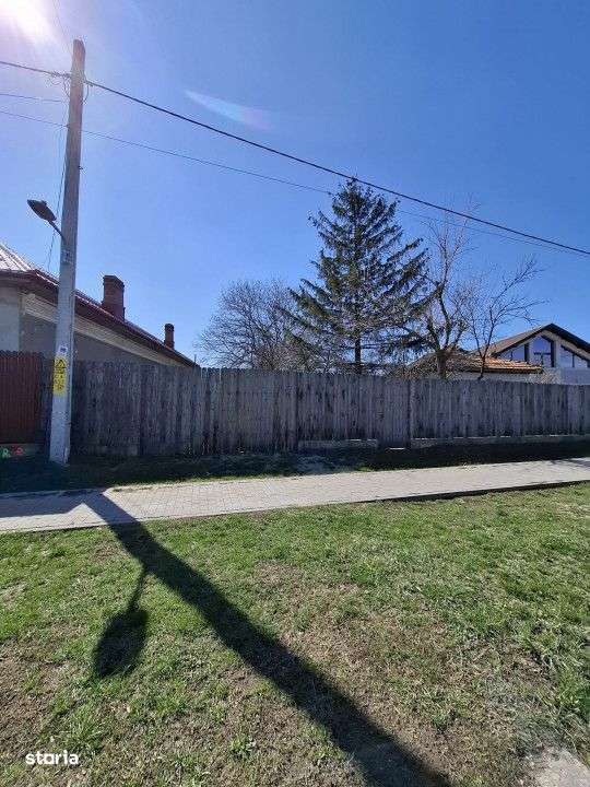 Vanzare teren + casa batraneasca in Racari, la DN71-15