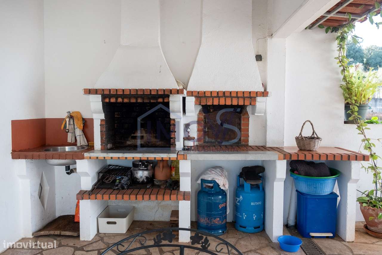 Propriedade com 2 Habitações, Anexo e Poço – Oportunidade Única em Fer-7