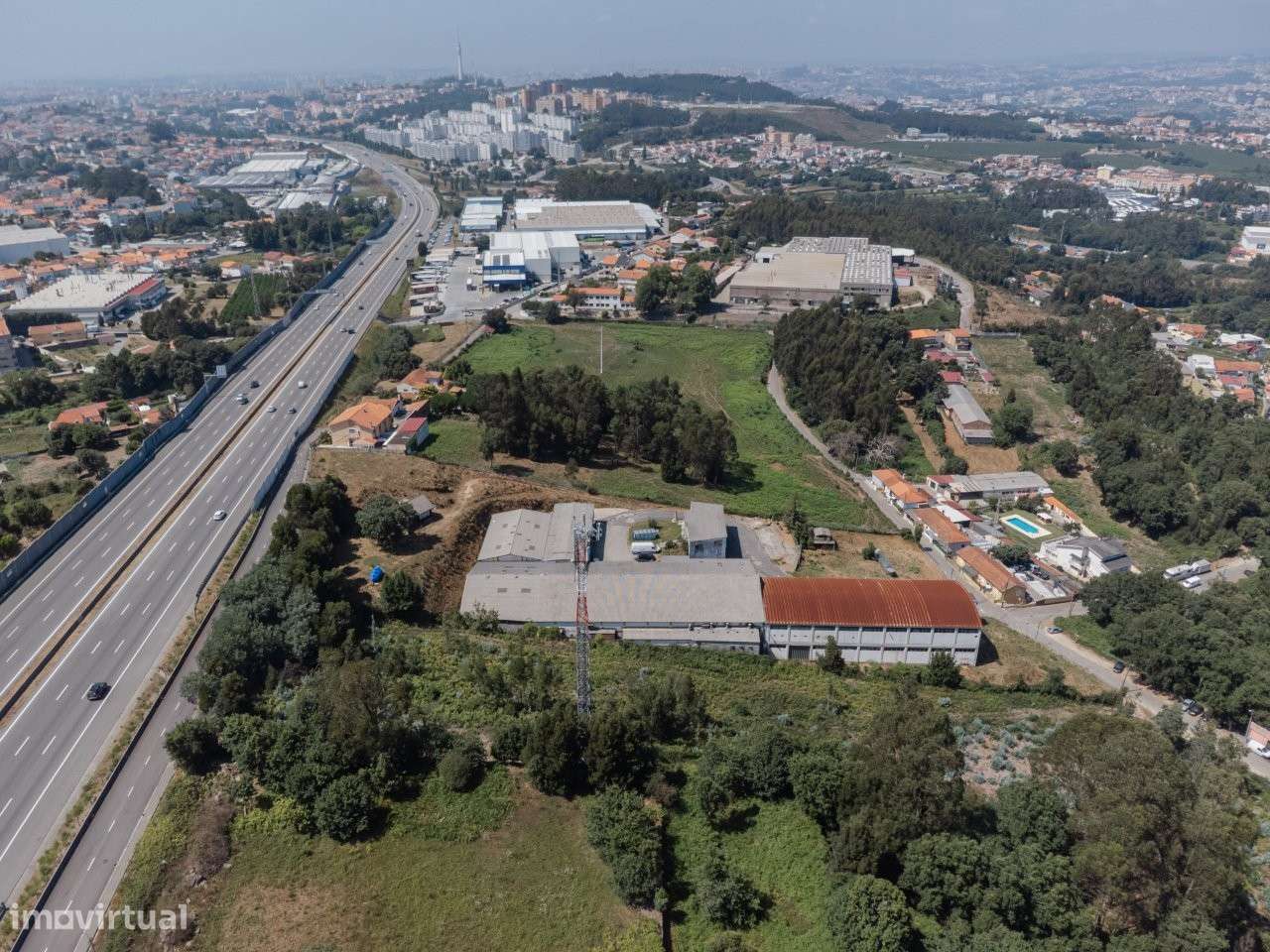 Armazéns com uma área de 5.270m2, em terreno com 14.000m2.-33